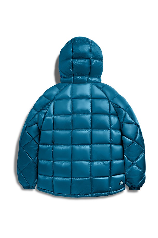 플루크 빅 오크 라이트 다운 재킷 FPJ224는 남성용 겨울 아우터입니다. 블루, 블랙 등 5가지 다채로운 색상으로 출시되었으며, 캐주얼 및 스트릿 스타일을 연출하기에 좋습니다. 나일론 소재의 숏패딩으로, 오버핏 크롭 기장과 퀄팅 디자인, 광택감이 특징입니다. 보온성과 경량성을 갖춘 실용적인 아이템으로, 부드러운 촉감의 안감(패딩)으로 편안한 착용감을 선사합니다. 집업 방식으로 간편하게 착용 가능하며, 무지 디자인으로 다양한 룩에 활용하기 좋습니다.
