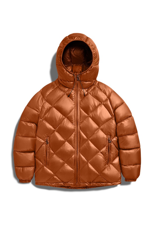 플루크 빅 오크 라이트 다운 재킷 FPJ224는 남녀 모두 착용 가능한 캐주얼 및 스포티 스타일의 숏패딩입니다. 오렌지, 브라운 등 5가지 컬러로 출시되었으며, 겨울철 일상에서 가볍고 따뜻하게 착용하기 좋습니다. 나일론 소재로 제작되어 부드러운 촉감을 제공하며, 두꺼운 두께감으로 보온성을 높였습니다. 오버핏 디자인에 후드, 퀼팅, 라이트다운 특징을 더해 활동성과 스타일을 모두 잡았습니다. 집업 여밈 방식과 긴 소매 기장으로 편안함을 더했습니다.
