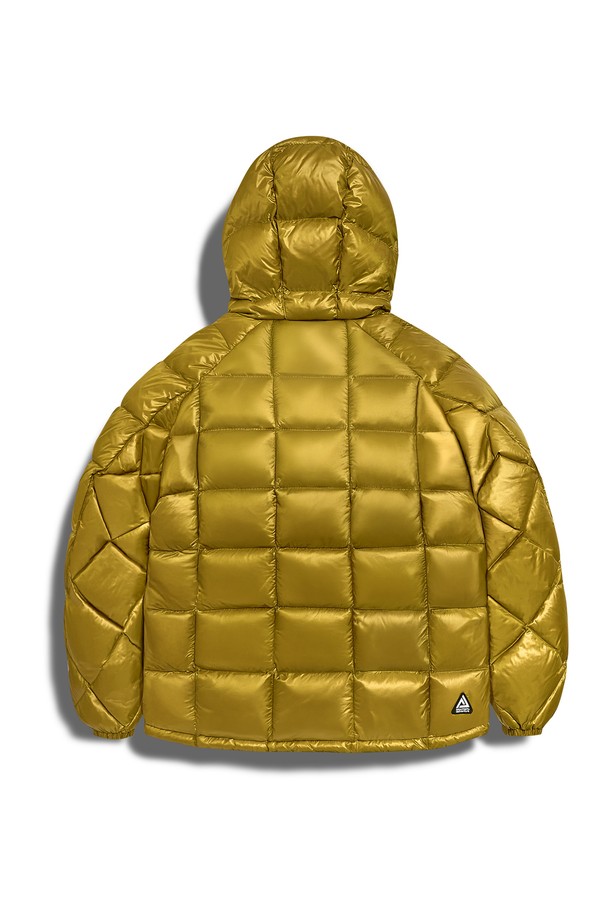 플루크 빅 오크 라이트 다운 재킷 FPJ224는 남녀 모두 착용 가능한 오버핏 스타일의 숏패딩입니다. 옐로우와 블랙, 두 가지 색상으로 제공되며, 캐주얼 및 스트릿 스타일을 연출하기 좋습니다. 두꺼운 두께감과 부드러운 촉감의 나일론 소재를 사용하여 겨울철에도 따뜻하게 착용할 수 있습니다. 퀄팅 디자인과 경량의 특징으로 활동성을 높였으며, 집업 스타일로 간편하게 입고 벗을 수 있습니다. 안감이 패딩 처리되어 보온성을 더했습니다.
