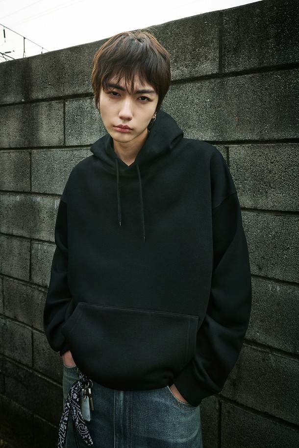 플루크 라이트 데이오프 오버핏 후드 티셔츠 FHT901은 부드러운 촉감의 면, 폴리에스테르 혼방 소재로 제작되어 봄, 가을, 겨울 모두 활용 가능한 후드 티셔츠입니다. 블랙 컬러의 무지 디자인에 오버핏으로 캐주얼, 스트릿 스타일을 연출하기 좋습니다. 고밀도 코마사, 브러쉬드 원단, 더블후드 디자인, 립 마감 처리로 제작되어 튼튼하며 보온 기능까지 갖춘 실용적인 제품입니다. 데일리룩에 편안함과 스타일리시함을 더해 줄 플루크 라이트 후드 티셔츠를 만나보세요.
