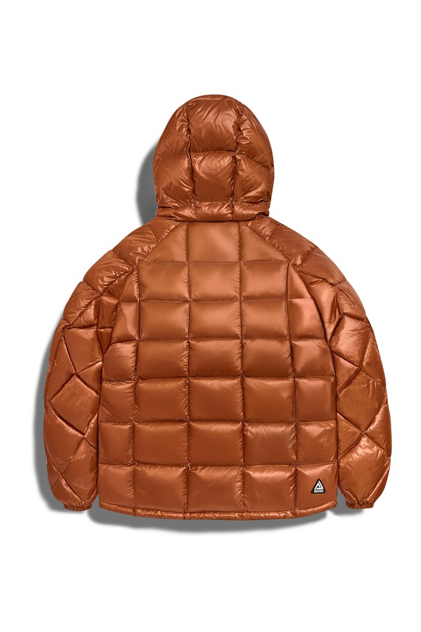 플루크 빅 오크 라이트 다운 재킷 FPJ224는 남녀 모두 착용 가능한 캐주얼 및 스포티 스타일의 숏패딩입니다. 오렌지, 브라운 등 5가지 컬러로 출시되었으며, 겨울철 일상에서 가볍고 따뜻하게 착용하기 좋습니다. 나일론 소재로 제작되어 부드러운 촉감을 제공하며, 두꺼운 두께감으로 보온성을 높였습니다. 오버핏 디자인에 후드, 퀼팅, 라이트다운 특징을 더해 활동성과 스타일을 모두 잡았습니다. 집업 여밈 방식과 긴 소매 기장으로 편안함을 더했습니다.
