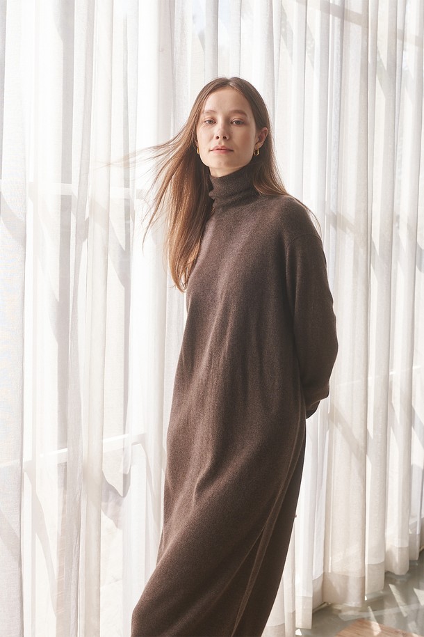 CALLAITE - 긴소매 원피스 - [21FW] CASHMERE 100% HIGH NECK DRESS (BROWN)