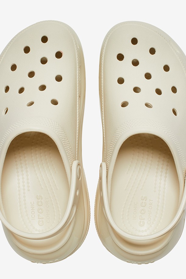 CROCS - 샌들 - 크록스 여성용 클래식 메가 크러쉬 클로그 샌들 본 207988