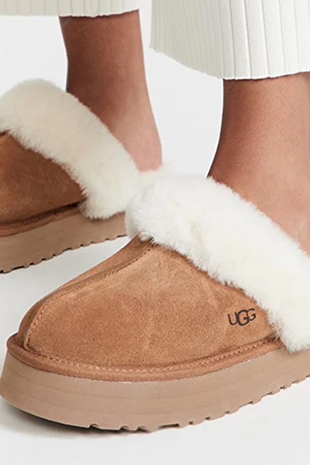 UGG - 샌들/뮬/슬리퍼 - 미국 어그 디스케트 체스트넛 양털 슬리퍼 1122550 CHE