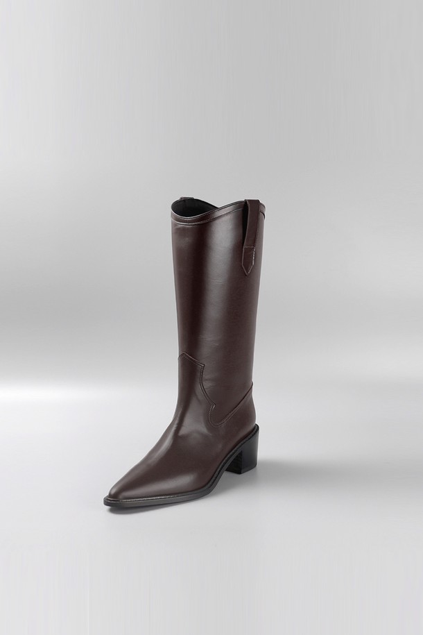 세련된 스타일을 완성하는 여성용 [리퍼브] 웨스턴 롱 부츠 LC283_5cm입니다. 뾰족한 앞코 디자인과 브라운 컬러, 5cm 청키힐 굽으로 시크하면서도 세련된 분위기를 연출합니다. 데이트룩, 모임룩, 출근룩 등 다양한 TPO에 활용 가능한 실용적인 아이템입니다. 합성가죽 소재로 제작되어 편안한 착용감을 선사하며, 가을, 겨울 시즌에 따뜻하게 즐길 수 있습니다. 클래식, 시크, 미니멀 스타일을 즐겨 입는 여성분들에게 추천합니다.
