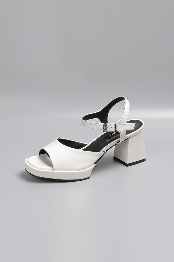 "오픈 토 샌들 LC383_7cm"은 여성용 오픈 토 샌들로, 데일리룩, 데이트룩, 쇼핑룩에 모두 잘 어울리는 제품입니다. 클래식, 미니멀, 시크 스타일을 즐기는 분들께 추천하며, 블랙, 실버, 아이보리 세 가지 색상으로 출시되었습니다. 겉감은 소가죽 또는 양가죽으로 제작되었으며, 안감은 합성가죽, 아웃솔은 고무를 사용하여 편안한 착화감을 제공합니다. 7cm 청키힐에 1.5cm 플랫폼이 더해져 다리 라인을 더욱 아름답게 연출하며, 기본 라인 디자인에 가보시 스타일이 특징입니다. 일반 발볼 및 넓은 발볼을 위해 제작되었고, 220, 255 사이즈는 주문 제작이 가능합니다.
