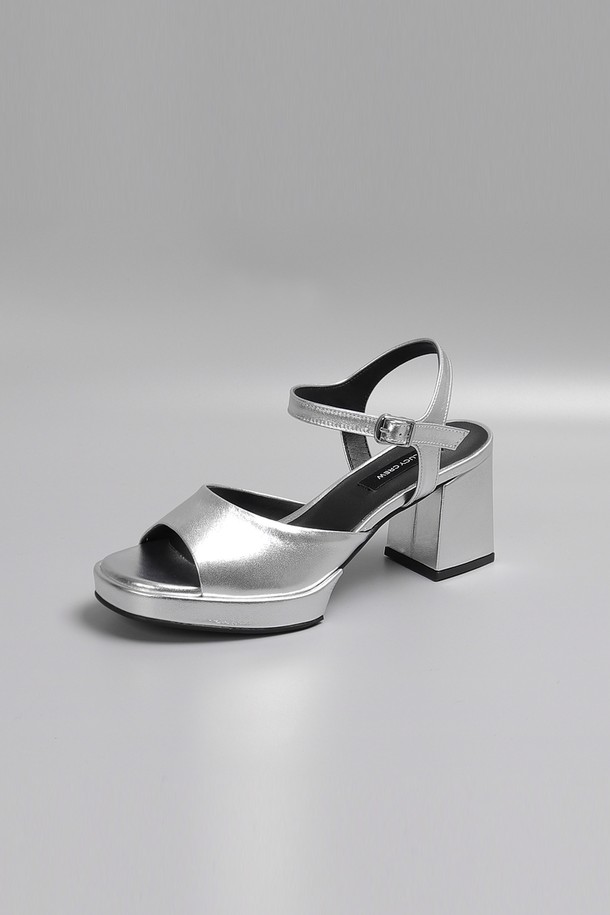 세련된 여성 오픈 토 샌들, LC383_7cm입니다. 소가죽, 양가죽, 합성가죽 등 다양한 소재로 제작되어 고급스러운 착용감을 선사합니다. 7cm 가보시 힐 디자인으로 다리가 길어 보이는 효과를 주며, 1.5cm 가보시가 더해져 편안함까지 놓치지 않았습니다. 블랙, 실버, 아이보리 세 가지 컬러로 출시되어 데이트룩, 쇼핑룩, 카페룩 등 다양한 스타일에 매치하기 좋습니다. 클래식, 미니멀, 시크한 스타일을 즐겨 입는 여성분들께 추천합니다. 밑창은 고무 소재로 제작되었으며 발볼은 일반 및 넓은 발볼 옵션으로 제공됩니다.
