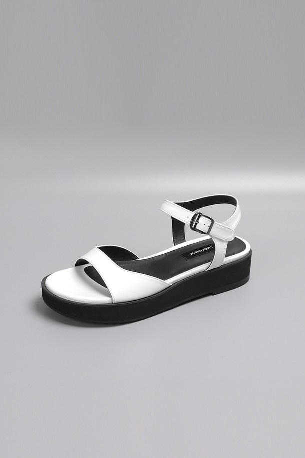 플랫폼 샌들 LC384_3cm는 여성용 샌들로, 봄과 여름에 어울리는 디자인입니다. 라운드 앞코에 버클 신발 여밈, 스트랩 탑라인, 3cm 플랫폼 굽으로 제작되어 편안함과 스타일을 동시에 잡았습니다. 화이트 색상의 무지 디자인으로 어떤 옷에도 쉽게 매치할 수 있으며, 데이트룩, 쇼핑룩 등 다양한 TPO에 활용하기 좋습니다. 합성가죽 소재와 앵클 스트랩, 사이즈 조절 기능으로 편안한 착용감을 선사하며, 미니멀, 캐주얼, 클래식 스타일을 즐기는 분들께 제격입니다.
