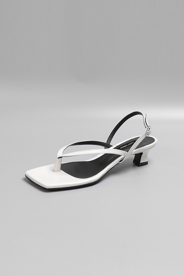 **슬링백 샌들 LC387 (4cm)**은 여성스러운 데이트룩, 쇼핑룩을 위한 필수 아이템입니다. 클래식, 미니멀, 시크 스타일을 연출하기에 좋으며, 봄, 여름 시즌에 어울립니다. 소가죽, 합성가죽, 고무 소재로 제작되었으며, 스퀘어 토우 디자인과 슬림한 뒷부분, 발등 스트랩이 특징입니다. 굽 높이는 4cm 로우힐이며, 아이보리, 블랙 두 가지 색상으로 만나볼 수 있습니다. 수제작으로 섬세하게 제작되었으며, 우아한 실루엣을 자랑합니다. 굽 높이는 5/6/7cm으로 변경 가능합니다.
