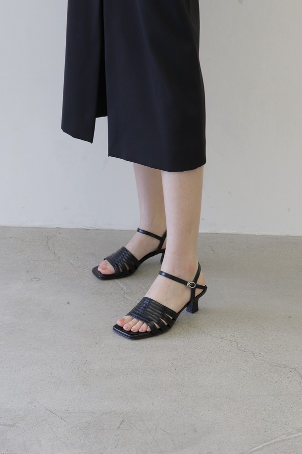 LC390_5cm 스트랩 샌들은 여성용 샌들로, 데일리룩과 일상에서 편안하게 착용하기 좋습니다. 5cm 미들힐 디자인으로 다리 라인을 살려주며, 오픈토 스타일과 블랙 컬러가 시크한 매력을 더합니다. 얇은 스트랩 디테일이 발등을 감싸 세련된 느낌을 주며, 합성가죽 소재로 제작되어 부드러운 착용감을 선사합니다. 미니멀, 클래식, 캐주얼 스타일 모두 소화 가능하며, 데이트룩이나 쇼핑룩에 매치하여 여성스러운 분위기를 연출할 수 있습니다.
