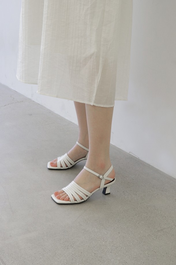 LC390_5cm (엘씨390_5cm) 스트랩 샌들은 여성스러운 스타일을 완성해 줄 오픈토 디자인의 샌들입니다. 봄, 여름 시즌에 어울리는 화이트 컬러의 무지 디자인으로, 데이트룩, 쇼핑룩, 카페룩 등 다양한 TPO에 활용하기 좋습니다. 5cm 청키힐로 안정적인 착화감을 제공하며, 멀티 스트랩 디자인이 발등을 감싸 세련된 느낌을 더합니다. 미니멀, 클래식, 걸리시 룩에 매치하여 당신만의 스타일을 연출해 보세요. 합성가죽 소재로 제작되어 편안하게 착용할 수 있습니다.
