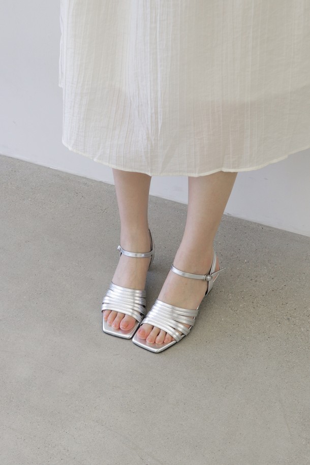 Strap Sandal (스트랩 샌들) LC390_5cm은 여성용 스트랩 샌들입니다. 실버, 블랙, 아이보리 3가지 색상으로 출시되었으며, 일상생활에서 편안하게 착용할 수 있습니다. 스퀘어 토 디자인에 5cm 미들힐을 사용하여 안정감 있는 착화감을 제공하며, 소가죽, 합성가죽, 고무 등의 소재로 제작되었습니다. 수제화로, 발볼과 굽 높이를 맞춤 제작할 수 있으며, 데이트룩, 쇼핑룩, 카페룩 등 다양한 TPO에 활용 가능합니다. 클래식, 미니멀, 시크 스타일을 연출하기에 좋습니다.
