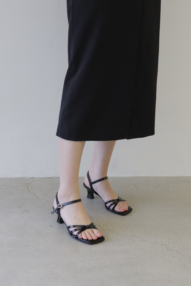 **트위스티 샌들 LC393_5cm**

세련된 디자인의 여성 샌들입니다. 블랙 컬러의 합성가죽 소재로 제작되어 일상에서 편안하게 착용할 수 있습니다. 굽 높이는 5cm 미들힐이며, 오픈토 디자인과 스트랩 여밈으로 발을 안정적으로 감싸줍니다. 크로스 탑라인과 트위스트 디자인이 특징이며, 데이트룩, 쇼핑룩 등 다양한 TPO에 어울립니다. 미니멀, 클래식, 캐주얼 스타일을 즐겨 입는 여성에게 추천합니다.
