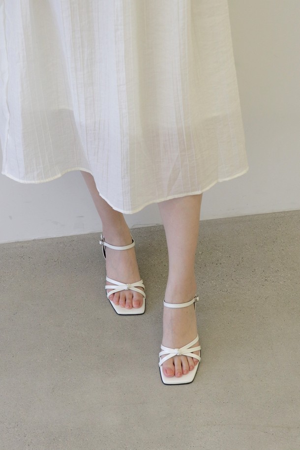 트위스티 샌들 LC393_5cm은 여성스러운 매력을 더해줄 샌들입니다. 부드러운 합성가죽 소재에 5cm 미들힐로 제작되어 편안한 착용감을 선사합니다. 발등을 감싸는 트위스트 디자인과 스퀘어 토우의 조화가 세련된 무드를 연출하며, 데이트룩, 카페룩, 쇼핑룩 등 다양한 스타일에 매치하기 좋습니다. 미니멀, 클래식, 걸리시 스타일을 즐겨 입는 여성분들께 추천하는 화이트 컬러의 스트랩 샌들입니다.
