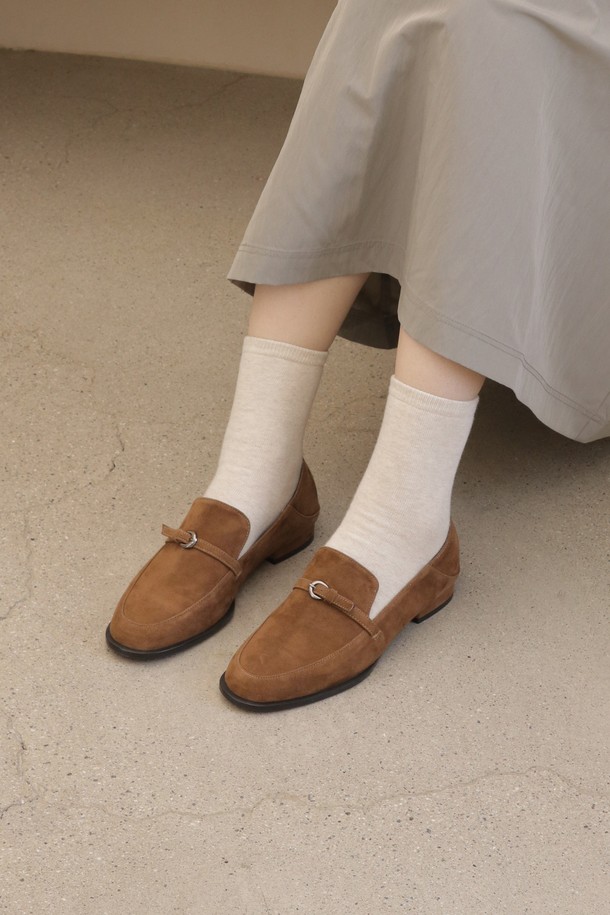 포인티드 로퍼 LC501_2cm (Pointed Loafer LC501_2cm)는 여성용 로퍼로, 블랙과 모카 두 가지 색상으로 출시되었습니다. 일상, 캐주얼, 포멀한 자리 모두 소화 가능하며, 봄, 여름, 가을, 겨울 사계절 내내 착용할 수 있습니다. 2cm 로우힐 굽에 포인티드 앞코 디자인이 특징이며, 슬립온 형태로 편안하게 신을 수 있습니다. 클래식한 디자인에 인스텝 장식 디테일이 더해져 세련된 무드를 연출하며, 가죽 및 양가죽, 합성가죽, 고무 등의 소재로 제작되었습니다. 출근룩, 오피스룩, 모임룩 등 다양한 TPO에 어울리며, 클래식, 미니멀, 시크 스타일을 선호하는 분들께 추천합니다.
