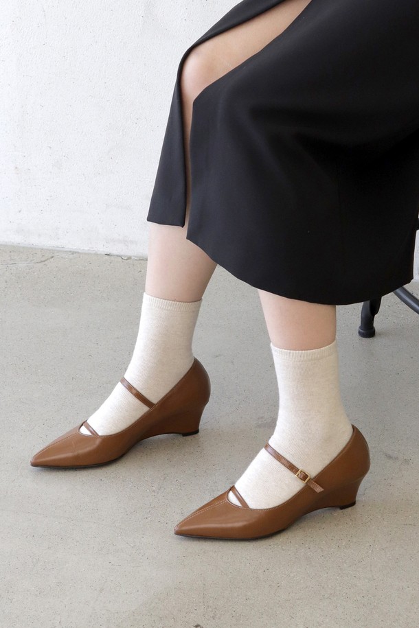 메리 제인 웨지 펌프스 LC502_5cm는 여성스러운 매력을 더하는 메리제인 디자인에 웨지힐을 더해 편안함과 스타일을 동시에 잡은 신발입니다. 카라멜과 블랙 두 가지 색상으로 출시되어, 오피스룩, 모임룩, 데이트룩 등 다양한 TPO에 활용하기 좋습니다. 스틸레토 앞코와 5cm 굽 높이로 다리 라인을 더욱 아름답게 연출해줍니다. 소가죽, 합성가죽, 고무 등 고급 소재를 사용하여 제작되었으며, 수제화 특유의 자연스러운 주름과 결 무늬가 돋보입니다. 클래식, 미니멀, 시크 스타일을 즐기는 여성분들께 추천합니다.
