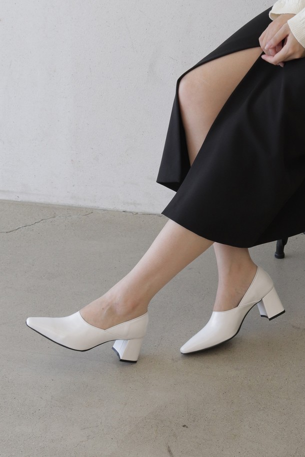 시그니처 펌프스 LC503_6cm는 여성용 펌프스로, 일상, 오피스룩, 출근룩, 모임룩에 잘 어울리는 클래식, 미니멀, 시크 스타일의 슈즈입니다. 뾰족코 디자인에 블랙, 화이트 두 가지 색상으로 출시되어 어떤 옷에도 매치하기 용이합니다. 소가죽, 합성가죽, 고무를 사용하여 제작되었으며, 6cm 미들힐 굽으로 다리 라인을 아름답게 연출해 줍니다. 안감은 합성가죽이며, 무지 패턴에 슬립온 형태로 편안하게 착용할 수 있습니다. 발볼은 일반 및 넓은 발볼을 위해 디자인되었으며, 수제화로 4cm, 6cm, 7cm 굽 높이 조절이 가능하여 더욱 실용적입니다.
