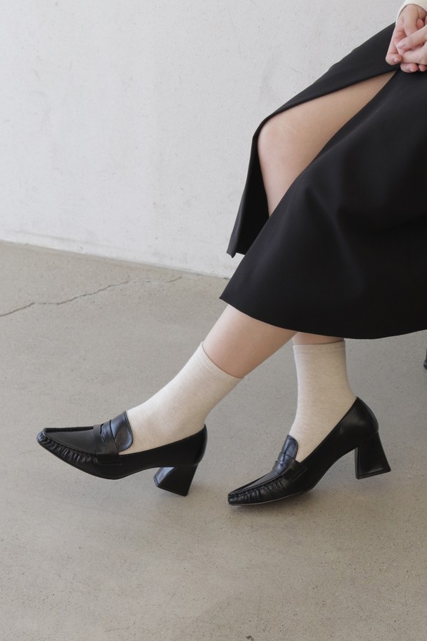 Shirring Pumps (셔링 펌프스) LC505_6cm은 오피스룩과 모임룩에 잘 어울리는 여성용 신발입니다. 세련된 토 라인과 스틸레토힐 굽이 특징이며, 블랙, 화이트, 버터 세 가지 색상으로 제공됩니다. 소가죽, 합성가죽, 고무 등의 주요 소재를 사용하여 사계절 내내 착용할 수 있으며, 굽 높이는 6cm입니다. 수제화로 제작되어 자연스러운 가죽 주름이 돋보이며, 발볼 조절 및 4cm/7cm 굽 높이 조절이 가능하여 편안한 착용감을 선사합니다.
