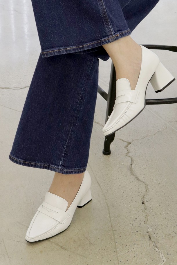 Shirring Pumps (셔링 펌프스) LC505_6cm는 여성용 오피스 및 포멀 슈즈로, 세련된 룩을 연출합니다. 블랙, 화이트, 버터 3가지 색상으로 출시되었으며, 앞코는 Refined(세련된) 디자인입니다. 6cm 스틸레토힐 굽과 슬립온 스타일로 편안하게 착용 가능하며, 부드러운 소가죽, 합성가죽, 고무를 사용하여 제작되었습니다. 수제화로 제작되어 발을 편안하게 감싸며, 맞춤 제작도 가능합니다. 가죽 특성상 자연스러운 주름과 굴곡이 있을 수 있으며, 제작 기간은 7-12일 소요됩니다.
