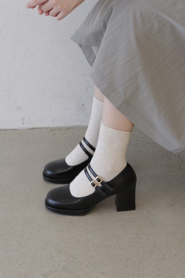 메리 제인 펌프스 LC507_7cm는 여성용 신발로, 봄, 가을에 어울리는 디자인입니다. 블랙과 화이트 두 가지 색상으로 출시되었으며, 7cm 청키힐과 스퀘어토 디자인이 특징입니다. 소가죽, 합성가죽, 고무를 사용하여 제작되었으며, 안감은 합성가죽으로 마감했습니다. 버클로 간편하게 여밀 수 있으며, 메리제인 탑라인이 돋보입니다. 클래식, 미니멀, 걸리시 스타일의 데이트룩, 오피스룩, 모임룩에 잘 어울립니다. 가보시 디자인과 자연스러운 주름 및 스크래치가 있을 수 있으며, 천연 가죽 특유의 결을 느낄 수 있습니다.
