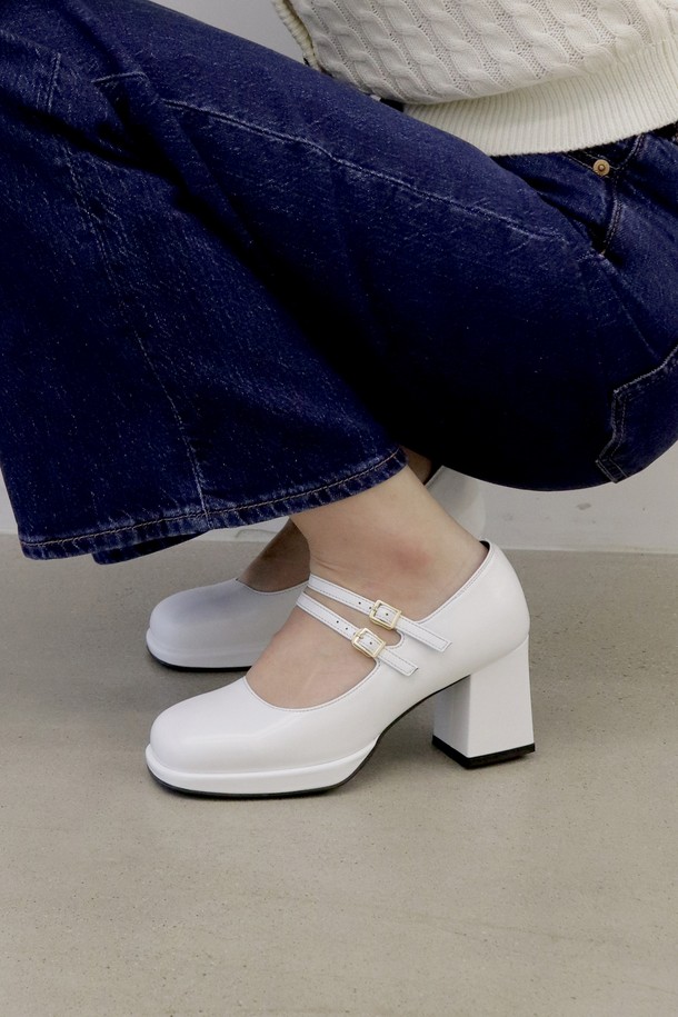 메리제인 펌프스 LC507_7cm은 여성용 신발로, 7cm 청키힐과 스퀘어토 디자인이 특징입니다. 봄, 여름, 가을 계절에 어울리며, 데이트룩, 오피스룩, 모임룩 등 다양한 TPO에 활용 가능합니다. 클래식, 미니멀, 시크 스타일을 연출하기 좋으며, 블랙과 화이트 두 가지 색상으로 출시되었습니다. 소가죽, 합성가죽, 고무 등의 소재를 사용했으며, 수제화로 제작되어 가보시가 내장되어 있고 천연가죽을 사용하여 고급스러운 착용감을 선사합니다. 발등을 감싸는 스트랩과 메리제인 탑라인 디자인이 돋보이는 제품입니다.
