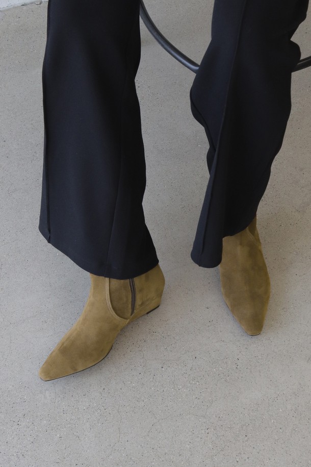 **스웨이드 앵클 부츠 LC508_4cm**

부드러운 스웨이드와 고급스러운 양가죽 소재로 제작된 여성 앵클 부츠입니다. 4cm 웨지힐과 라운드 앞코 디자인으로 편안한 착용감을 선사하며, 지퍼 여밈으로 신고 벗기 용이합니다. 카키, 모카, 그레이 3가지 럭셔리한 컬러감으로 출시되어 데이트룩, 겨울 데일리룩 등 다양한 스타일에 활용 가능합니다. 빈티지한 디자인과 미니멀, 클래식, 캐주얼 스타일을 모두 아우르는 매력적인 아이템입니다. 가죽 특성상 자연스러운 주름이 발생할 수 있으며, 제작 과정에서 발등 부분에 자국이 있을 수 있습니다.
