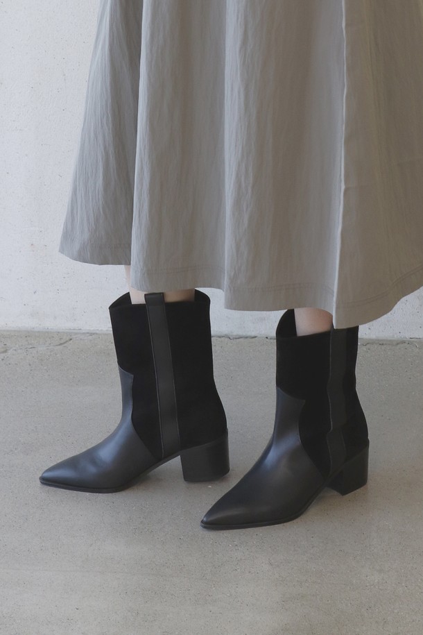 웨스턴 하프 부츠 LC511_5cm은 여성용 부츠로, 가을과 겨울에 착용하기 좋습니다. 블랙 컬러의 뾰족코 디자인에 5cm 청키힐을 사용하여 시크한 스타일을 연출할 수 있습니다. 양가죽, 스웨이드, 고무 소재를 사용하여 고급스러운 느낌을 더했으며, 안감은 합성가죽으로 마감되었습니다. 지퍼형으로 편하게 신고 벗을 수 있으며, 웨스턴 스타일의 앵클 부츠로 데이트룩, 클래식, 미니멀, 시크 스타일을 완성해보세요. 특히 프리미엄 스웨이드 소재와 가죽 인솔로 제작되어 착화감이 뛰어납니다.
