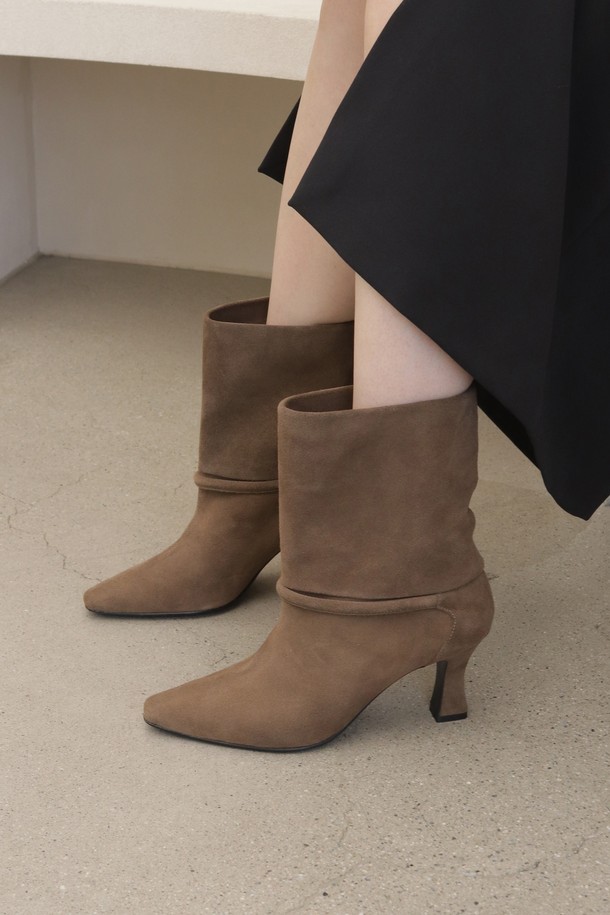 세련된 스웨이드 소재와 뾰족코 디자인이 돋보이는 여성용 앵클 부츠입니다. LC513_7cm 앵클 부츠는 올리브와 블랙 두 가지 컬러로 출시되어, 7cm 미들힐 굽이 다리 라인을 아름답게 연출합니다. 소가죽 스웨이드 소재와 합성가죽 안감으로 제작되어 편안한 착용감을 제공하며, 지퍼형으로 신고 벗기 편리합니다. 앵클 부츠 디자인으로 데이트룩, 오피스룩, 겨울 데일리룩 등 다양한 TPO에 활용 가능하며, 슬림한 실루엣과 수제화, 맞춤 제작으로 특별함을 더했습니다. 클래식, 미니멀, 시크 스타일을 즐겨 입는 여성에게 추천합니다.
