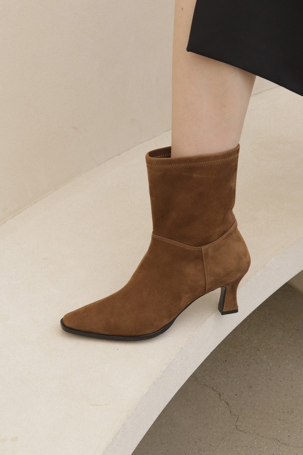 세련된 무드의 스웨이드 앵클 부츠 LC514 (6cm) 입니다. 카키, 모카, 블랙 세 가지 색상으로 출시되었으며, 날렵한 앞코와 미들힐(6cm) 디자인으로 시크하고 미니멀한 스타일을 연출합니다. 가을, 겨울 시즌 데일리룩, 모임룩, 데이트룩에 잘 어울리며, 슬립온 스타일로 편안하게 착용 가능합니다. 양가죽, 합성피혁, 고무를 사용하여 제작되었으며, 웨스턴 패턴과 앵클 탑라인이 특징입니다. 슬림한 바디라인, 스타일리시한 실루엣을 선사하며, 가죽 주름 및 발등 흔적이 발생할 수 있습니다.
