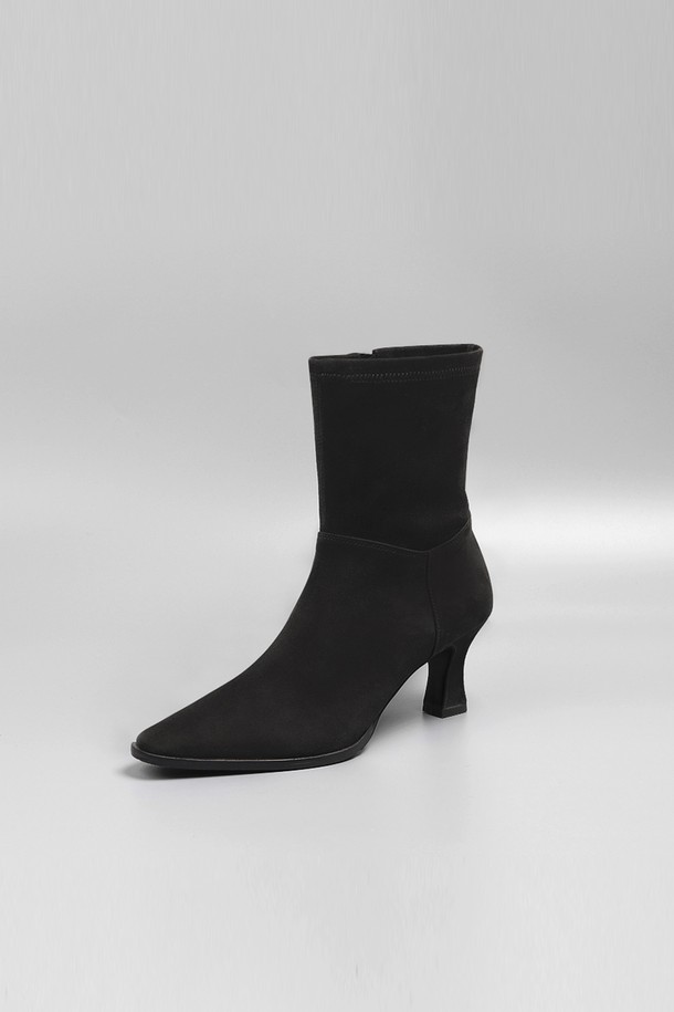 세련된 무드의 스웨이드 앵클 부츠 LC514 (6cm)입니다. 카키, 모카, 블랙 세 가지 색상으로 출시되어 다양한 겨울 데일리룩에 매치하기 좋습니다. 뾰족한 앞코와 6cm 미들힐이 다리 라인을 슬림하게 연출하며, 웨스턴 무드와 미니멀한 디자인이 조화롭게 어우러집니다. 부드러운 양가죽, 합성가죽, 고무 소재로 제작되었으며, 안감은 합성가죽을 사용했습니다. 지퍼형으로 신고 벗기 편리하며, 수제화로 제작되어 4cm 또는 7cm 굽 높이로 조절이 가능합니다.
