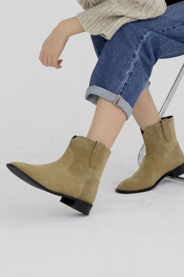 웨스턴 앵클 부츠 LC363 (2.5cm)는 여성용 신발로, 가을과 겨울에 어울리는 데일리 부츠입니다. 올리브와 카키 두 가지 색상으로 출시되었으며, 와이드 스퀘어 앞코 디자인이 특징입니다. 소가죽, 양가죽, 합성가죽, 고무 등 다양한 소재를 사용하여 제작되었으며, 굽 높이는 2.5cm 로우힐입니다. 수제화로 제작되어 발볼 너비는 일반 및 넓음으로 선택 가능하며, 굽 높이는 4cm로 변경 가능합니다. 클래식, 미니멀, 시크 스타일을 선호하는 분들께 추천하며, 제작 기간은 7-12일이 소요됩니다.
