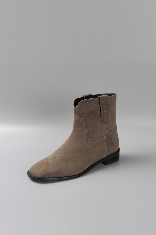 웨스턴 앵클 부츠 LC363 (2.5cm)는 여성용 신발로, 가을과 겨울에 어울리는 데일리룩을 위한 아이템입니다. 올리브, 카키 두 가지 색상으로 출시되었으며, 소가죽과 양가죽을 사용하여 고급스러운 느낌을 더했습니다. 발볼이 넓은 와이드 스퀘어토 디자인으로 편안함을 강조했으며, 수제화 특유의 섬세함이 돋보입니다. 지퍼형으로 편리하게 신고 벗을 수 있으며, 굽 높이는 2.5cm 로우힐로 제작되었고, 4cm 굽으로 변경 가능합니다. 클래식하고 미니멀한 스타일을 연출하기에 적합합니다.
