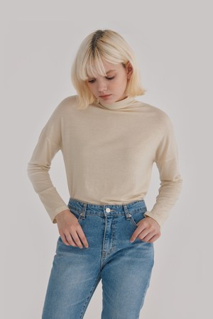 ESSENTIAL HIGH-NECK TOP(LIGHT BEIGE)