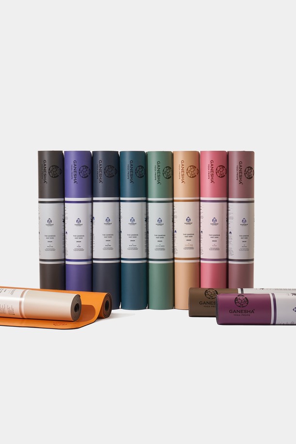가네샤 요가프랍스(Ganesha Yoga Props) 가네샤 요가매트 오리진 5MM는 요가, 필라테스, 피트니스를 위한 공용 요가매트입니다. TPE와 고무 소재로 제작되어 5mm 두께로 충격 흡수와 미끄럼 방지 기능을 제공합니다. 블랙, 퍼플, 그린, 핑크, 오렌지, 브라운 등 다양한 컬러 옵션으로 만나보실 수 있으며, 양면 사용이 가능한 친환경 요가매트입니다. 무지 디자인으로 어떤 스타일에도 잘 어울립니다.
