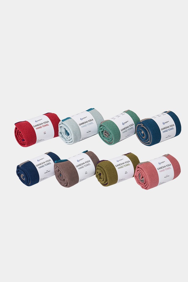 가네샤 요가 프랍스(Ganesha Yoga Props)의 더 가네샤 요가 핸드타월 더블팩입니다. 면 소재로 제작되어 땀 흡수력이 뛰어나 요가 및 피트니스 활동 시 쾌적함을 유지해줍니다. 무지 디자인으로 깔끔하며, 다양한 색상(레드, 그레이, 그린, 네이비, 브라운, 카키, 핑크) 중 선택할 수 있습니다. 요가 수련 시 손에서 미끄러짐을 방지하여 안전성을 높여줍니다. 더블팩 구성으로 실용성을 더했습니다.
