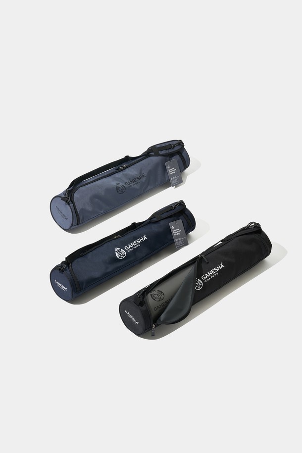 가네샤 요가 프랍스(Ganesha Yoga Props) 요가 매트 백 가방은 요가 및 피트니스 활동을 위한 필수 아이템입니다. 튼튼한 나일론 소재로 제작되어 내구성이 뛰어나며, 블랙과 네이비 두 가지 색상으로 제공됩니다. 미디엄 사이즈의 원통형 디자인으로 요가 매트 수납에 최적화되었으며, 지퍼형 잠금 방식으로 내용물을 안전하게 보호합니다. 요가 매트 전용 가방으로, 수납과 휴대가 용이하여 편리하게 사용할 수 있습니다.
