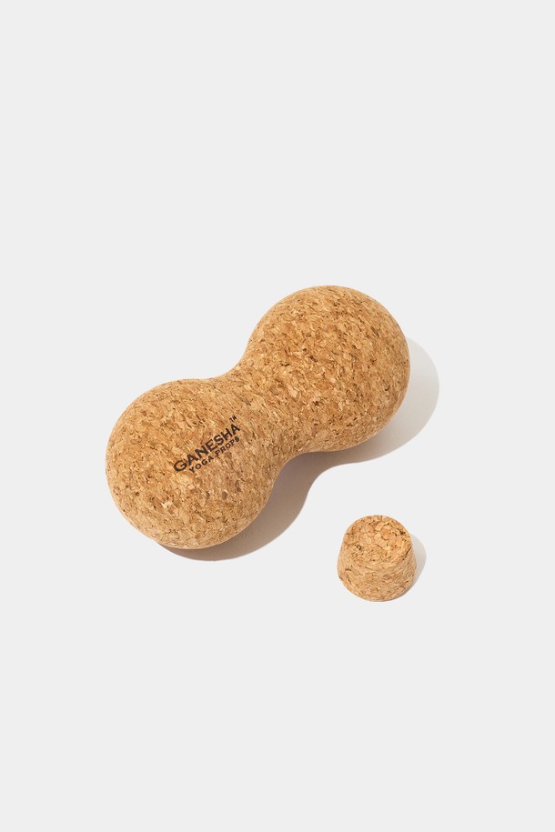 가네샤 코르크 마사지볼 듀얼 스탠다드는 요가 및 마사지에 사용되는 제품입니다. 브라운 컬러의 코르크 소재로 제작되었으며, 듀얼 사이즈로 다양한 부위에 활용 가능합니다. 마사지볼 형태로 제작되어 근육 이완에 도움을 주는 제품입니다. 요가 수련 시, 또는 일상생활에서 뭉친 근육을 풀어주는 데 효과적입니다. 가네샤 요가 프랍스 제품입니다.
