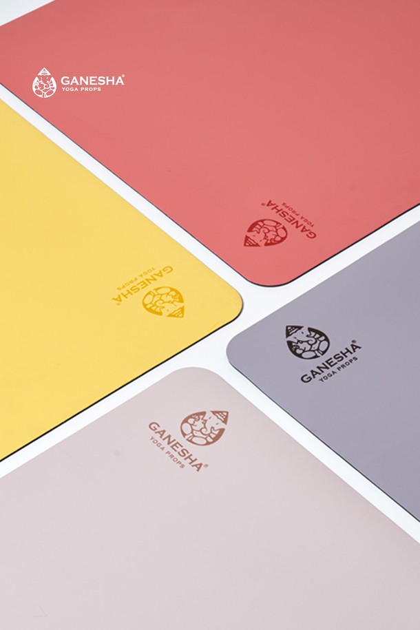 가네샤 요가프랍스(Ganesha Yoga Props)의 가네샤 요가매트 플랫 4MM는 요가 및 피트니스 활동에 적합한 플랫형 요가 매트입니다. 핑크, 블루, 그린, 그레이, 블랙, 퍼플 등 다양한 컬러 옵션으로 제공되어 취향에 맞게 선택할 수 있습니다. 4MM 두께의 PVC 소재로 제작되어 푹신함과 내구성을 동시에 갖췄으며, 미끄럼 방지 기능으로 안정적인 요가 수련을 돕습니다. 휴대하기 용이하여 언제 어디서든 편안하게 요가를 즐길 수 있습니다. 무지 디자인으로 심플하고 깔끔한 스타일을 선호하는 사용자에게 적합합니다.

