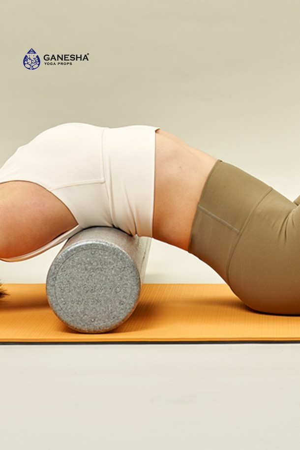 **[가네샤요가프랍스] 가네샤 폼롤러 EPP X2 90cm 750g**는 요가, 피트니스, 운동, 물리치료 등 다양한 목적으로 활용 가능한 고밀도 EPP(Expanded Polypropylene) 소재의 폼롤러입니다. 일반 폼롤러 대비 2~3배 높은 압축 강도로, 변형에 강한 내구성을 자랑하며, 근육 이완, 마사지, 근육 회복에 도움을 줍니다. 'Desert Beige', 'Smoke Blue', 'Iron Gray', 'Rose Quartz', 'Bamboo Green', 'Black Edition' 총 6가지 색상으로 출시되어 취향에 맞게 선택할 수 있습니다. 90cm 길이, 750g 무게로, 신체 부위별 운동이 가능하며 QR코드를 통해 운동 자세 사진 및 영상을 제공하여 더욱 효과적인 운동을 돕습니다. 전문가용 내구성을 갖춘 2-in-1 디자인으로, 집에서도 전문적인 관리를 경험할 수 있습니다.
