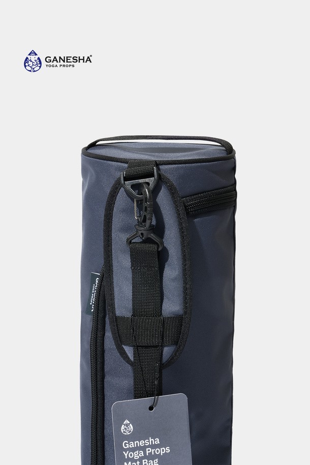 가네샤 요가 프랍스(Ganesha Yoga Props) 요가 매트 백 가방은 요가 및 피트니스 활동을 위한 필수 아이템입니다. 튼튼한 나일론 소재로 제작되어 내구성이 뛰어나며, 블랙과 네이비 두 가지 색상으로 제공됩니다. 미디엄 사이즈의 원통형 디자인으로 요가 매트 수납에 최적화되었으며, 지퍼형 잠금 방식으로 내용물을 안전하게 보호합니다. 요가 매트 전용 가방으로, 수납과 휴대가 용이하여 편리하게 사용할 수 있습니다.
