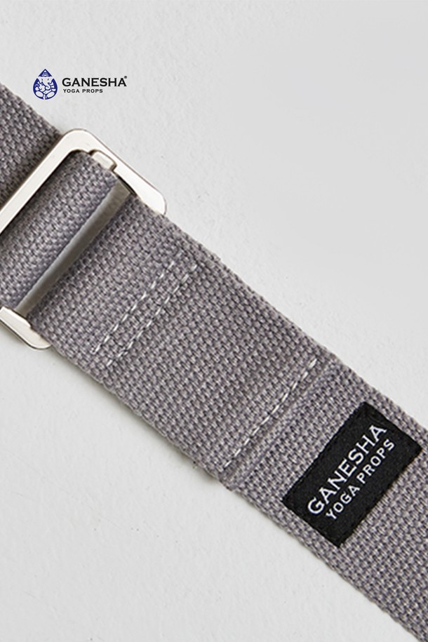 가네샤 요가 프랍스 더 가네샤 8피트 요가 스트랩은 요가 수련을 위한 필수 아이템입니다. 8피트 길이의 넉넉한 사이즈로 다양한 요가 자세를 안전하고 효과적으로 지원합니다. 내구성이 뛰어난 나일론 소재로 제작되어 튼튼하며, 버클로 사이즈를 간편하게 조절할 수 있습니다. 베이지, 퍼플, 네이비, 블랙, 그레이 등 다양한 색상으로 제공되어 취향에 맞게 선택할 수 있습니다. 요가 수련의 깊이를 더하고 싶다면 이 요가 스트랩을 사용해 보세요.

