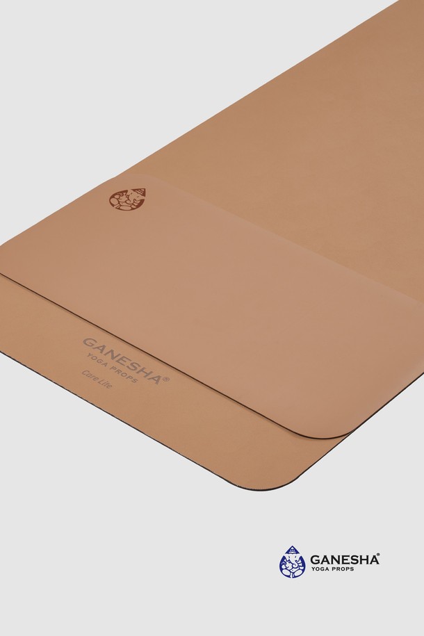 가네샤 요가프랍스 케어라이트 5MM 요가매트는 요가 및 필라테스 수련에 적합한 제품입니다. 5MM 두께로 제작되어 안정적인 쿠션감을 제공하며, 케어라이트 소재로 제작되어 편안한 사용감을 선사합니다. 민트, 베이지, 핑크 3가지 컬러로 제공되어 취향에 맞게 선택할 수 있습니다. 무지 디자인으로 어떤 스타일의 요가복과도 잘 어울립니다. 요가와 필라테스 동작을 더욱 효과적으로 수행할 수 있도록 도와줍니다.

