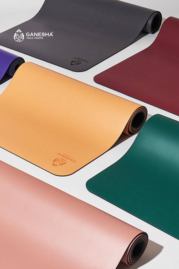 가네샤 요가프랍스 가네샤 요가매트 울트라컴포트 6MM는 요가와 필라테스를 위한 최적의 선택입니다. 블랙, 블루, 그린, 퍼플, 핑크, 브라운 등 다양한 색상 옵션으로 제공되어 취향에 맞게 선택할 수 있습니다. 6mm 두께의 TPE와 고무 소재로 제작되어 뛰어난 쿠션감과 미끄럼 방지 기능을 제공합니다. 양면 사용이 가능하며, 경량 설계로 휴대 및 이동이 용이합니다. 울트라컴포트 디자인으로 편안한 요가 및 필라테스 수련을 경험해 보세요.
