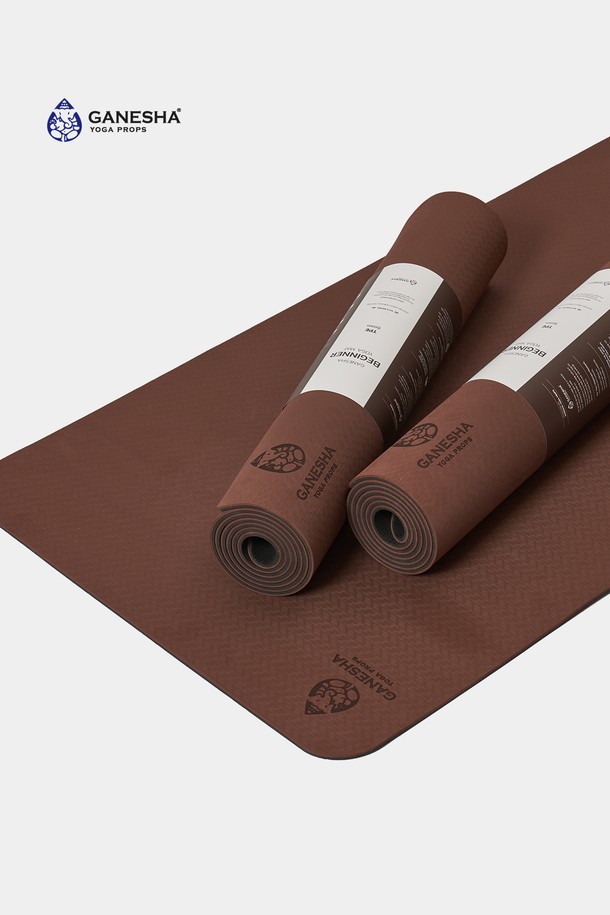 가네샤 요가프랍스(Ganesha Yogaprops) 가네샤 비기너 요가매트 베이직 TPE 6MM는 요가 및 피트니스 초보자를 위한 제품입니다. 미끄럼 방지 기능이 있어 안전하게 운동할 수 있으며, 6MM 두께로 제작되어 편안한 쿠션감을 제공합니다. TPE 소재를 사용하여 내구성이 뛰어나고, 베이직한 디자인으로 제작되어 어떤 스타일의 요가에도 잘 어울립니다. 남녀노소 누구나 사용 가능한 공용 제품으로, 요가 수련의 시작을 돕는 기본에 충실한 요가매트입니다.
