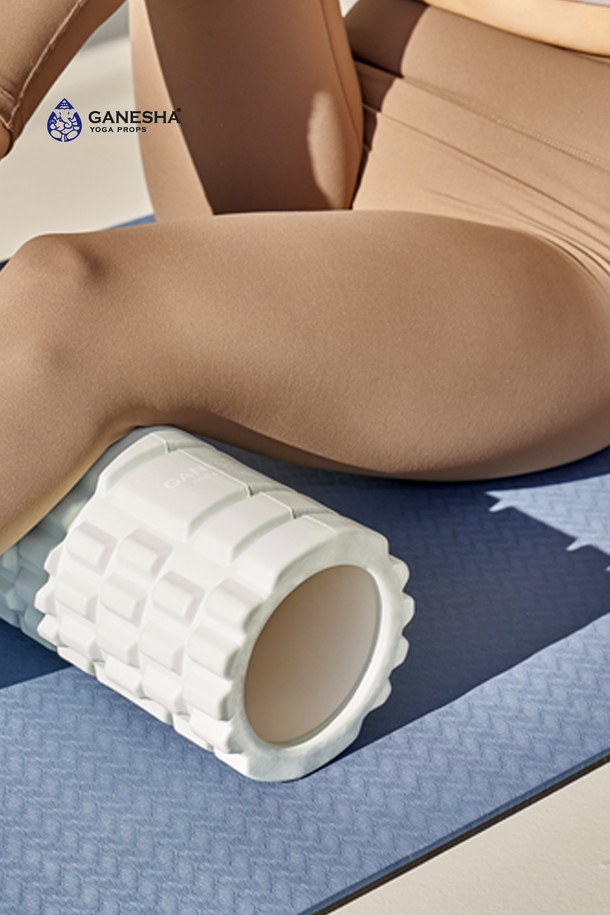 가네샤 요가 프랍스 가네샤 폼롤러 투인원(2in1) EVA 60cm는 요가와 피트니스에 활용하기 좋은 제품입니다. 60cm의 넉넉한 사이즈로 제작되었으며, EVA 소재를 사용하여 내구성과 탄성이 뛰어납니다. 투인원(2in1) 디자인으로 다양한 운동 목적에 맞춰 활용할 수 있으며, 근육 이완과 마사지 효과를 제공합니다. 민트, 그레이, 핑크, 올리브, 네이비 등 다섯 가지 다채로운 색상으로 출시되어 취향에 맞게 선택 가능합니다. 폼롤러는 요가 및 피트니스 운동 시 효과적인 근육 풀기를 도와줍니다.
