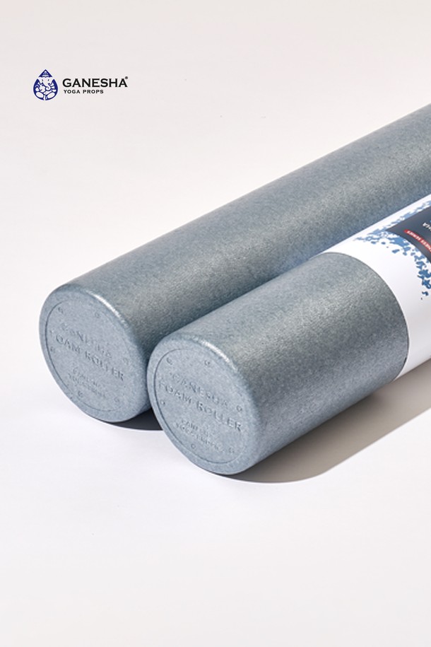 **[가네샤요가프랍스] 가네샤 폼롤러 EPP X2 90cm 750g**는 요가, 피트니스, 운동, 물리치료 등 다양한 목적으로 활용 가능한 고밀도 EPP(Expanded Polypropylene) 소재의 폼롤러입니다. 일반 폼롤러 대비 2~3배 높은 압축 강도로, 변형에 강한 내구성을 자랑하며, 근육 이완, 마사지, 근육 회복에 도움을 줍니다. 'Desert Beige', 'Smoke Blue', 'Iron Gray', 'Rose Quartz', 'Bamboo Green', 'Black Edition' 총 6가지 색상으로 출시되어 취향에 맞게 선택할 수 있습니다. 90cm 길이, 750g 무게로, 신체 부위별 운동이 가능하며 QR코드를 통해 운동 자세 사진 및 영상을 제공하여 더욱 효과적인 운동을 돕습니다. 전문가용 내구성을 갖춘 2-in-1 디자인으로, 집에서도 전문적인 관리를 경험할 수 있습니다.
