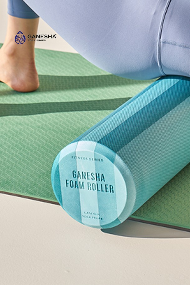 가네샤 요가 프랍스(Ganesha Yoga Props)의 그라데이션 EVA 폼롤러 90cm입니다. 요가 및 피트니스 운동 시 근육 이완과 마사지를 돕는 용도로 사용됩니다. 공용으로 사용할 수 있으며, 그라데이션 디자인으로 시각적인 즐거움을 더했습니다. 내구성이 뛰어난 EVA 소재로 제작되어 안정적인 지지력을 제공합니다. 90cm의 넉넉한 길이로 다양한 부위의 마사지에 활용할 수 있습니다.
