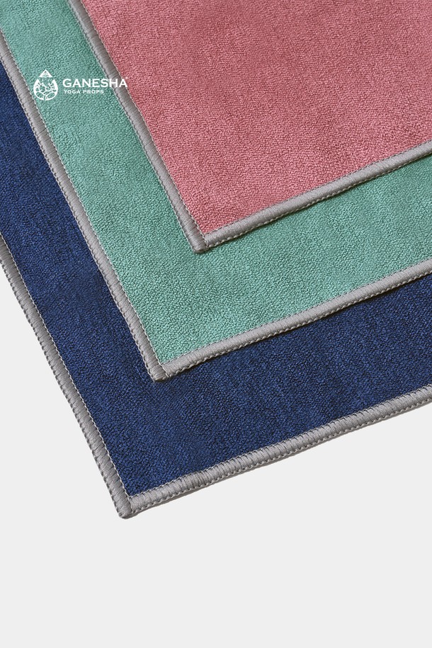 [가네샤요가프랍스] 더 가네샤 요가 핸드타월은 요가 및 피트니스 활동에 적합한 흡습 기능의 면 소재 타월입니다. 부드러운 촉감과 다양한 색상(레드, 브라운, 네이비, 올리브, 그린, 블루)으로 제공되어 사용자의 취향에 맞춰 선택할 수 있습니다. 무지 디자인으로 제작되어 심플하고 깔끔한 스타일을 선호하는 분들께 추천합니다. 요가 수련 시 땀 흡수를 돕고, 위생적인 사용을 지원합니다. 가볍고 휴대하기 편리하여 언제 어디서든 요가를 즐길 수 있도록 도와줍니다.
