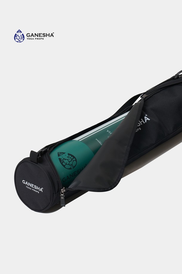 가네샤 요가 프랍스(Ganesha Yoga Props) 요가 매트 백 가방은 요가 및 피트니스 활동을 위한 필수 아이템입니다. 튼튼한 나일론 소재로 제작되어 내구성이 뛰어나며, 블랙과 네이비 두 가지 색상으로 제공됩니다. 미디엄 사이즈의 원통형 디자인으로 요가 매트 수납에 최적화되었으며, 지퍼형 잠금 방식으로 내용물을 안전하게 보호합니다. 요가 매트 전용 가방으로, 수납과 휴대가 용이하여 편리하게 사용할 수 있습니다.
