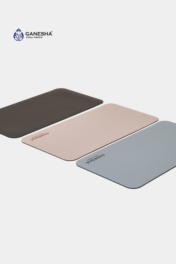 가네샤 요가프랍스(Ganesha Yoga Props)의 가네샤 요가패드 4MM 스탠다드입니다. 요가 및 필라테스 운동에 적합하며, 미끄럼 방지 기능이 있어 안전하게 사용할 수 있습니다. 스탠다드 사이즈로 제작되어 다양한 체형의 사용자가 편안하게 운동할 수 있습니다. 4mm 두께로 제작되어 푹신한 쿠셔닝을 제공하며, 무지 디자인으로 심플하고 깔끔한 분위기를 연출합니다. 요가 전용 매트로, 요가 수련 시 안정적인 자세 유지에 도움을 줍니다.
